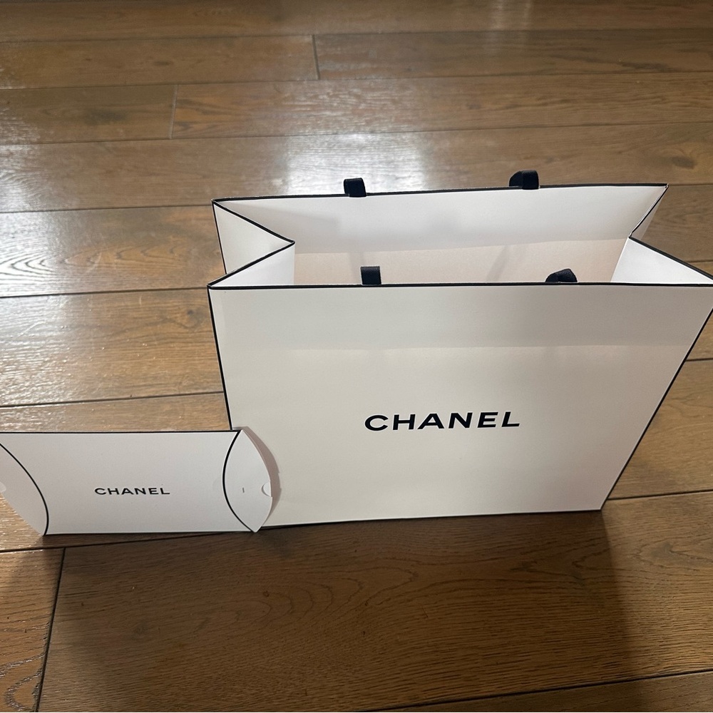 CHANEL White and Black Gift Bag/Shopping Bag with gift Box bundle